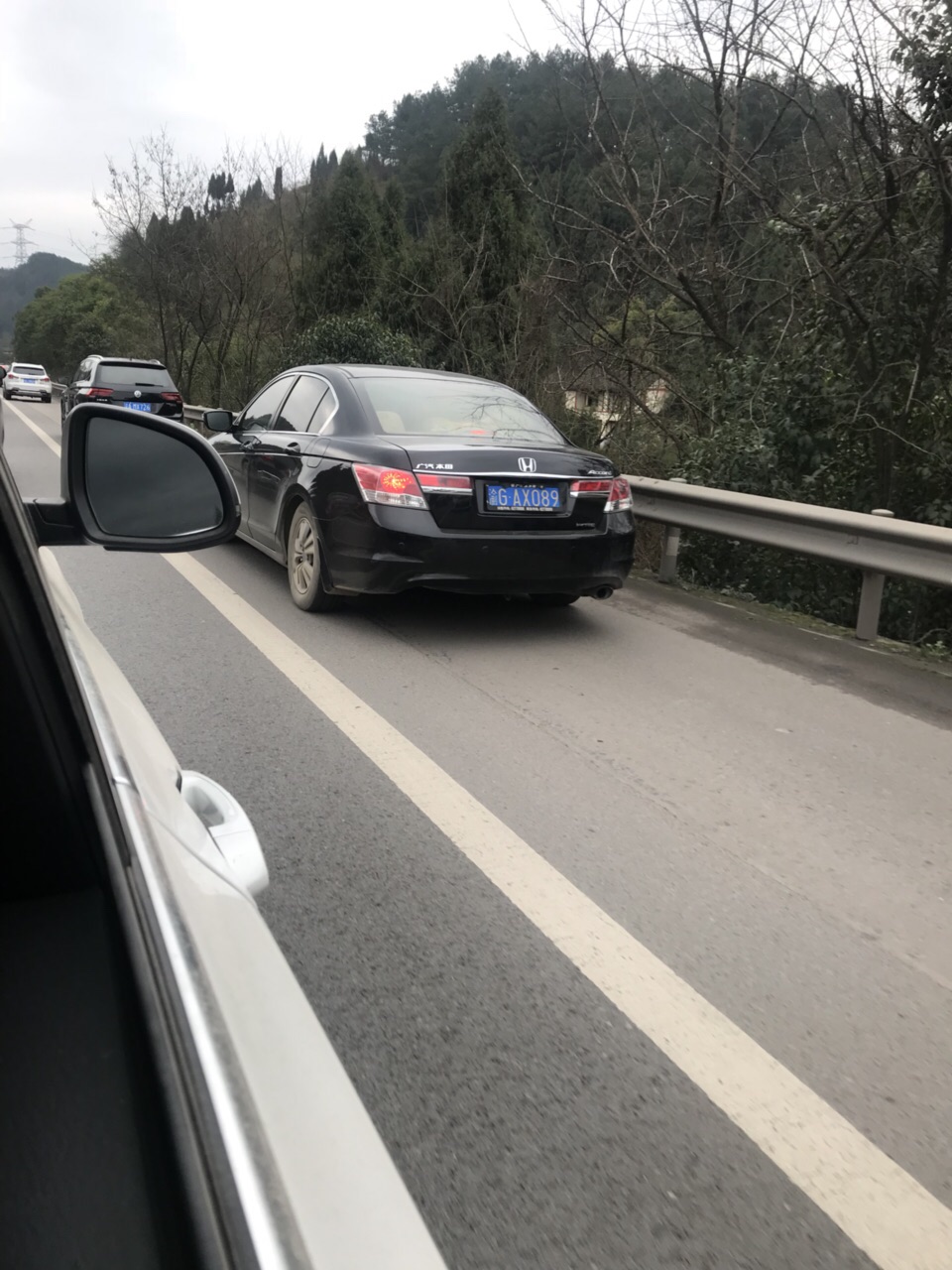 高速公路堵车,应急车道狂奔的车